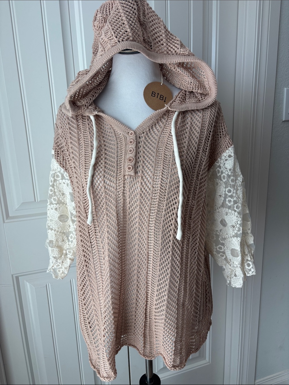 NWT. 🩷 BiBi Crochet Hooded Tunic in Blush with Cream Lace Sleeves